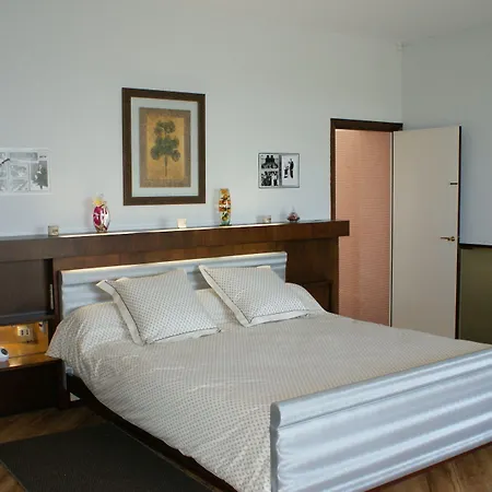 לינה וארוחת בוקר Ayrault