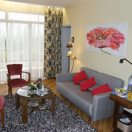 לינה וארוחת בוקר Ayrault 3*