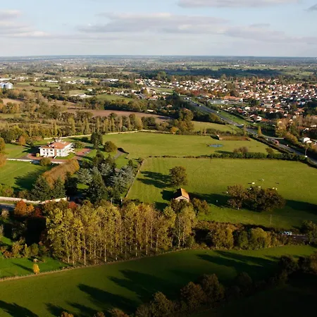 לינה וארוחת בוקר Ayrault 3*