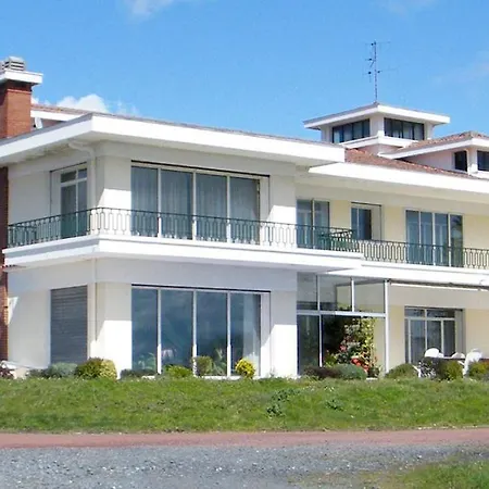 לינה וארוחת בוקר Ayrault 3*