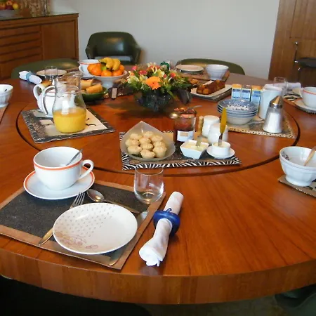 לינה וארוחת בוקר Ayrault 3*