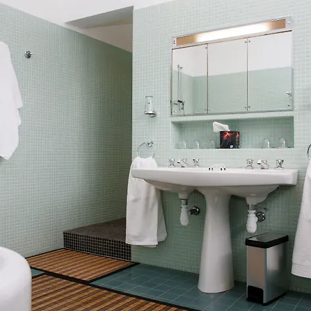 לינה וארוחת בוקר Ayrault 3*