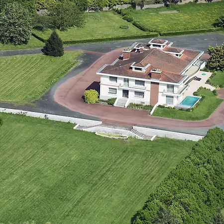 Ayrault לינה וארוחת בוקר